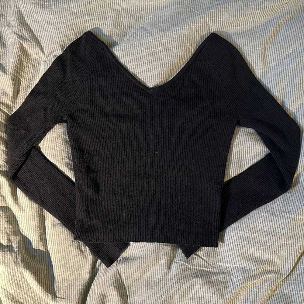Abercrombie black crop v neck women’s sweater long sleeve - Picture 2 of 2